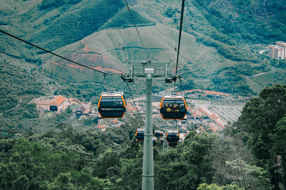 Visitors can board a cable car in the early morning to enjoy a birds-eye view of Ba Na Hills at peace (Source: Pexels)